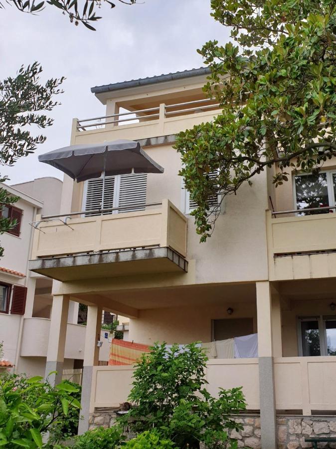Pende Apartment Banjol Екстериор снимка